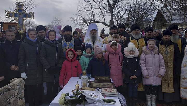 Правящий архиерей Тернопольской епархии митрополит Тернопольский и Кременецкий Сергий (Генсицкий) с паствой. Фото: ternopil.church.ua