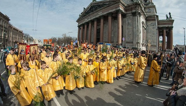 Дитячий хресний хід проводиться у Вербну неділю в Петербурзі кілька останніх років. Фото: kolokola.ru