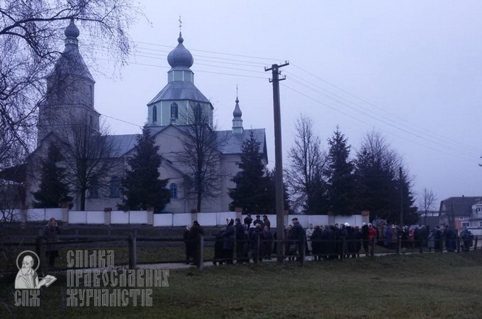 В Кутах активисты УПЦ КП не дают общине УПЦ провести праздничную литургию