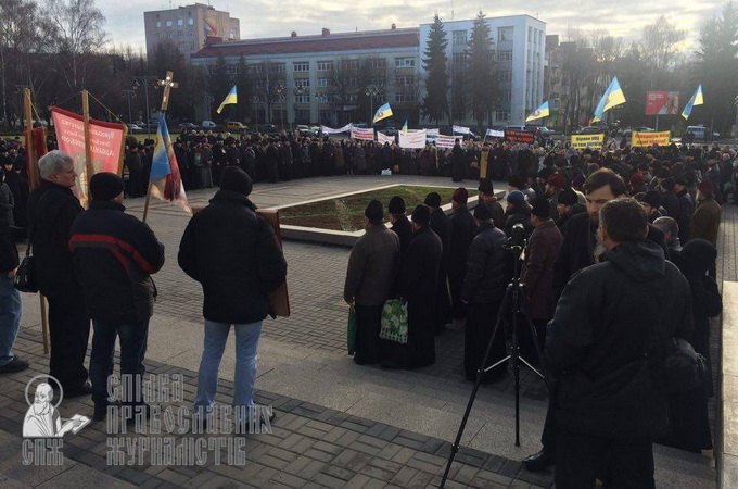 Учасники хресної ходи УПЦ у Рівному вимагають звільнити заступника голови Рівненської ОДА (ВІДЕО)