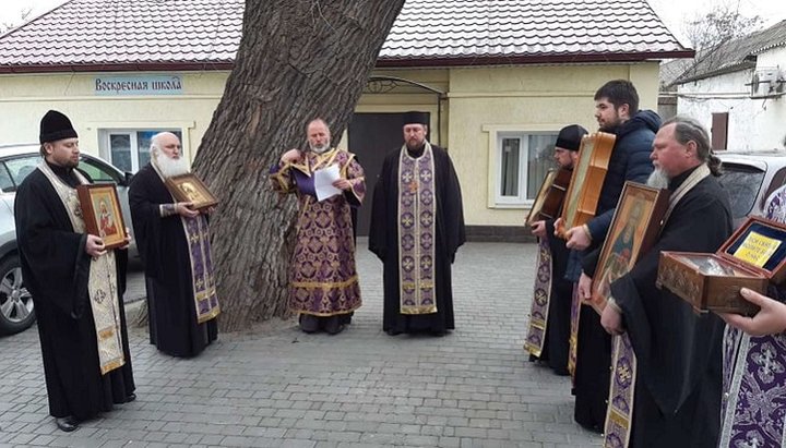 Молебное пение у Свято-Александровского собора в Мелитополе. Фото: Запорожская епархия