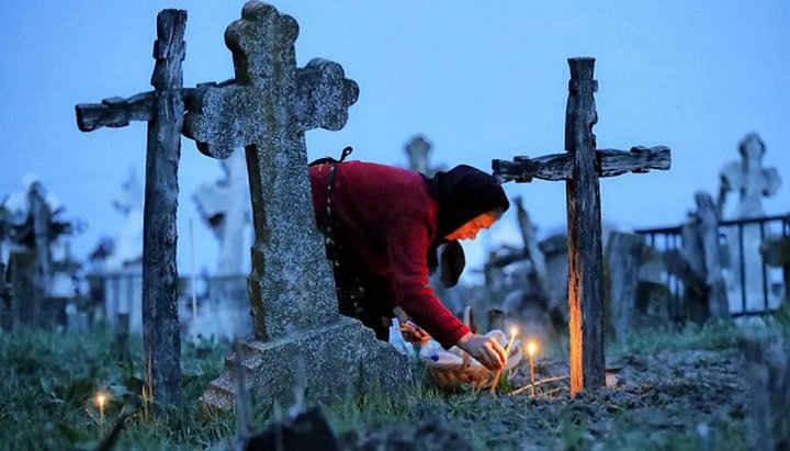 В РПЦ напомнили, что практика посещения кладбищ в день Пасхи не является церковной традицией. Фото: molitvy.online