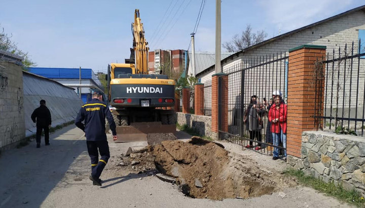 Перекопанный вход в храм святого великомученика Пантелеимона в Днепре. Фото: facebook Михаила Лысенко