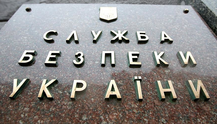 Співробітники СБУ нагадують священикам УПЦ про кримінальну відповідальність. Фото: www.news24-7.ru