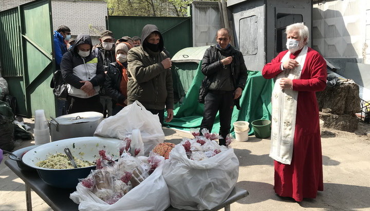 Духовенство и православная молодежь организовали на Пасху праздничный завтрак для бездомных Киева. Фото: mitropolia.kiev.ua