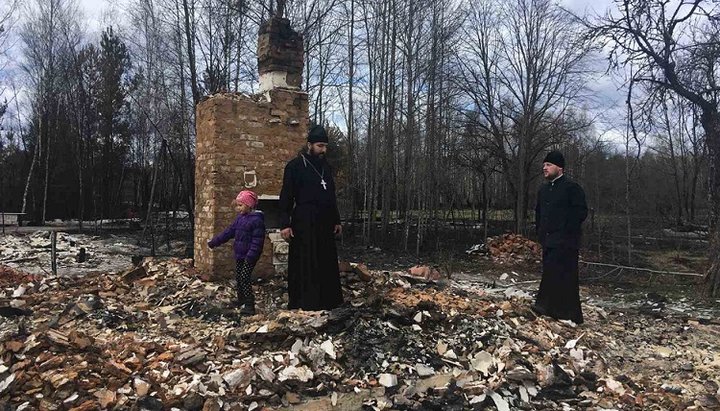 Кліриків Вінницької єпархії в Магдині зустрів місцевий священик ієрей Олександр. Фото: прес-служба Вінницької єпархії