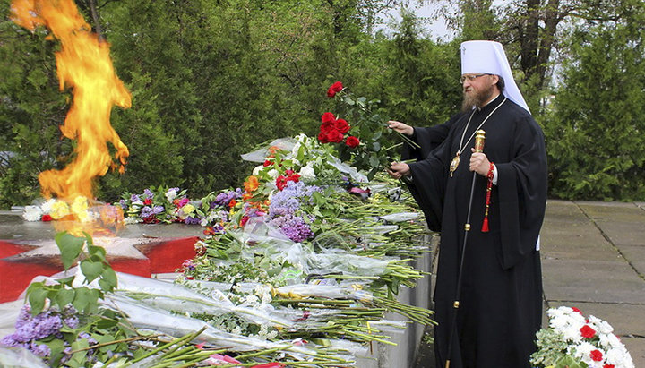 Митрополит Сєверодонецький і Старобільський Никодим (Барановський) біля братської могили «Меморіал Слави». Фото: sed-eparhia.com