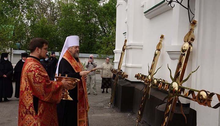 Освячення накупольних хрестів звершив митрополит Филип. Фото: Полтавська єпархія