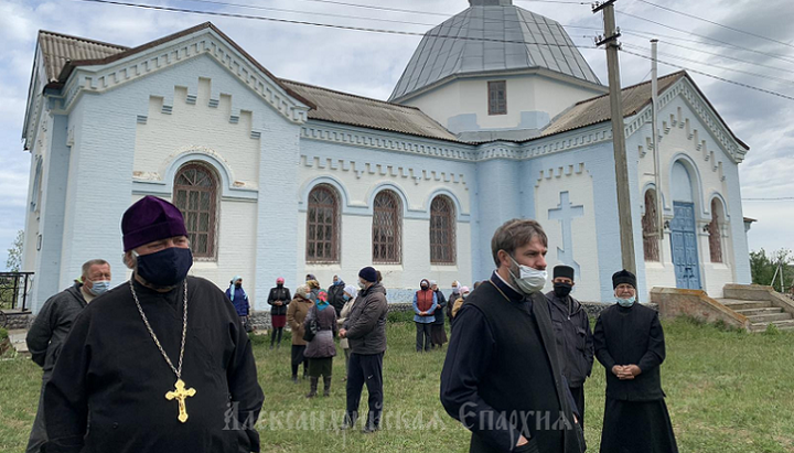 Священники и верующие УПЦ отстояли Покровский храм в Чечелиевке. Фото: Александрийская епархия