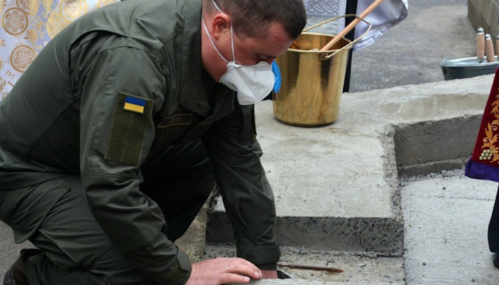 Полковник Володимир Джула закладає камінь у фундамент нового храму ПЦУ. Фото: vn.depo.ua