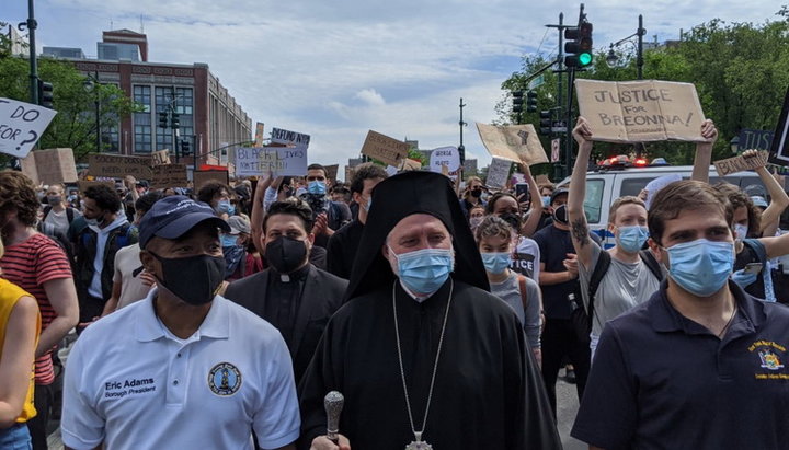 Архиепископ Элпидофор (Ламбриниадис) на митинге в Бруклине. Фото: orthodoxtimes.com