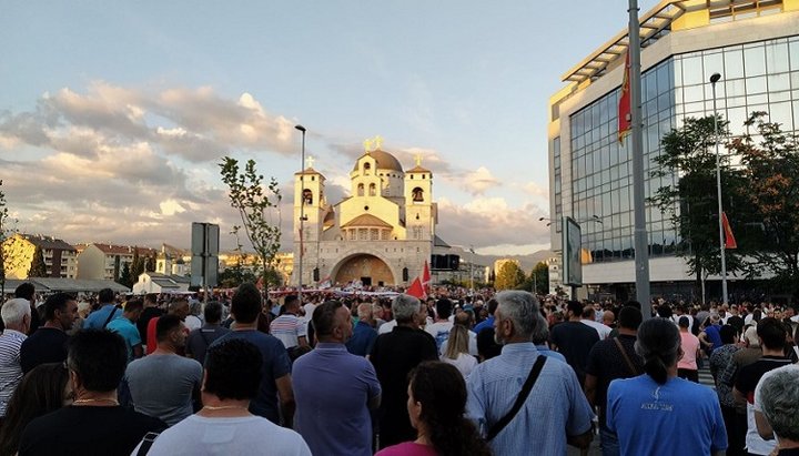 Священиків звинувачують в організації масового скупчення людей в порушення карантинних норм. Фото: rtcg.me