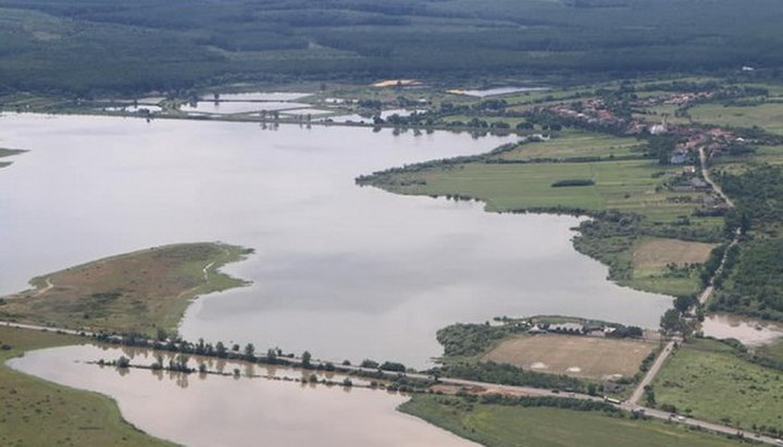 У Чернівецькій єпархії закликали до молитви за постраждалих від повені. Фото: unn.com.ua