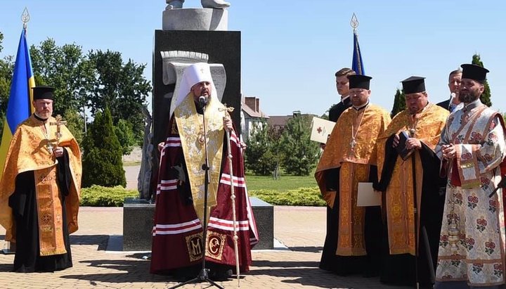 Глава ПЦУ Епіфаній на відкритті пам'ятника поетові Павлу Чубинському. Фото: сторінка ПЦУ в Facebook