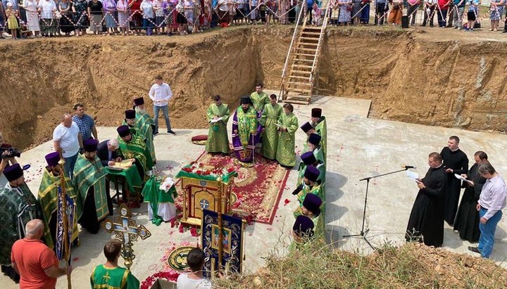 Освящение закладного камня и памятной капсулы на месте будущего комплекса УПЦ. Фото: crimea-eparhia.ru