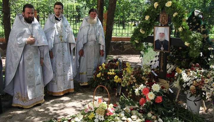 Лития на месте погребения митрополита Софрония. Фото: Черкасская епархия