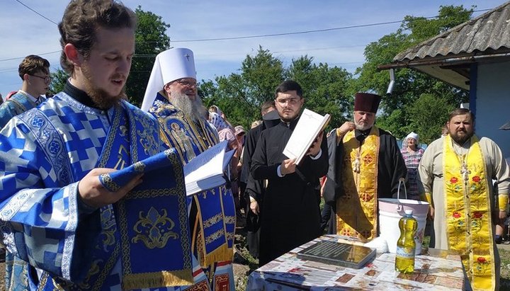 Митрополит Мелетій звершив чин закладення каменя на будівництво храму. Фото: Чернівецько-Буковинська єпархія