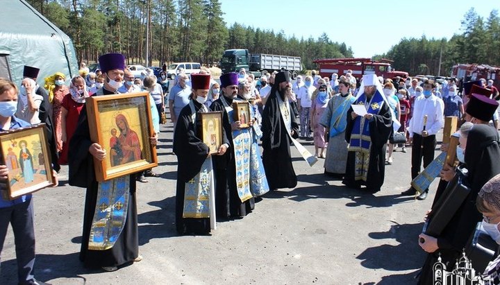 Духовенство и верующие УПЦ со святынями и молитвами объехали Северодонецк на автобусах. Фото: Северодонецкая епархия