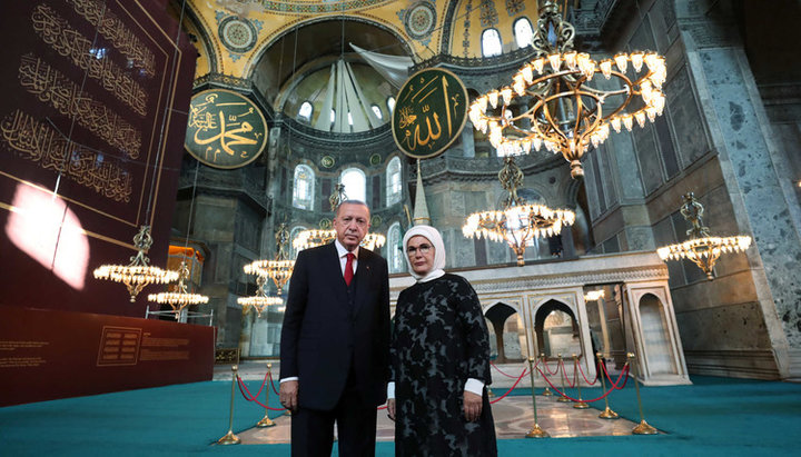 Turkish President Recep Tayyip Erdoğan with his wife at Hagia Sophia in Istanbul. Photo: newsit.gr