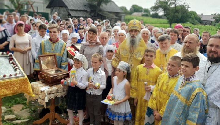 Митрополит Тернопільський і Кременецький Сергій у оточенні віруючих УПЦ в селі Стінка. Фото: Тернопільська єпархія