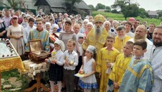 Ієрарх УПЦ звершив літургію у постраждалому від рейдерства приході в Стінці