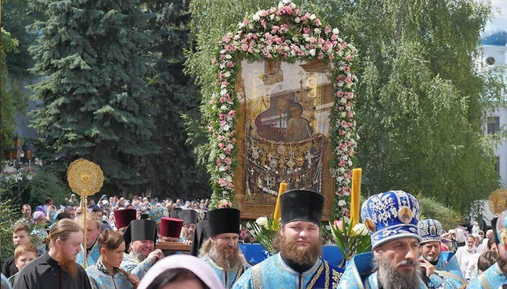 Хресний хід на честь чудотворної Святогірської ікони Божої Матері. Фото: скріншот відео на YouTube-каналі Святогірської лаври