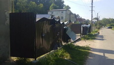 Masked activists smash fence of UOC priest's house in Zolochiv