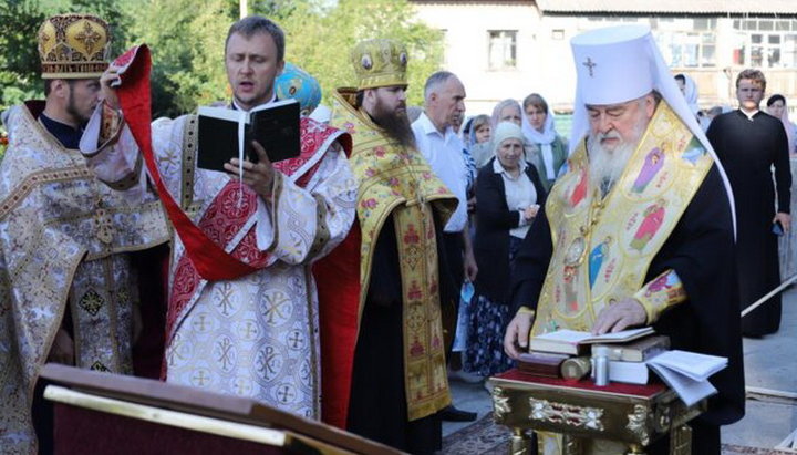 Митрополит Іриней звершив чин на заснування церкви у селищі Опитне. Фото: eparhia.dp.ua