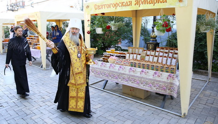 Перед открытием выставки митрополит Арсений окропил продукцию святой водой. Фото: svlavra.church.ua