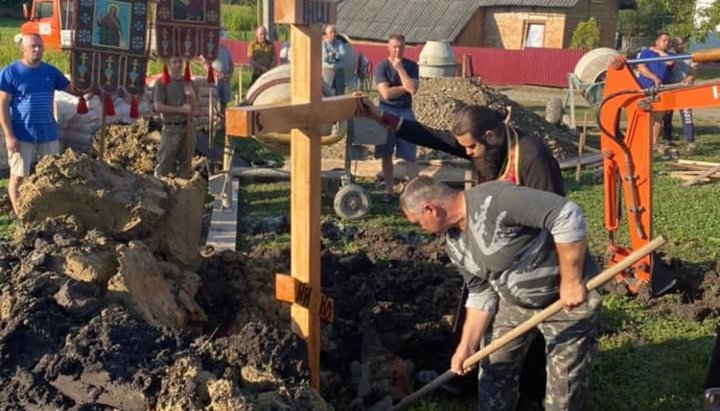 Закладка каменя на будівництво храму УПЦ в Кальнівцях. Фото: Чернівецько-Буковинська єпархія