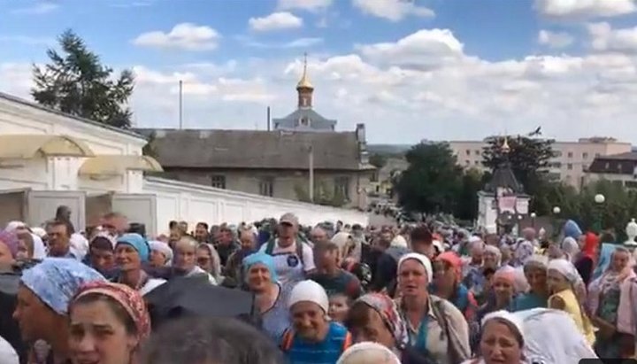 Прибуття паломників з Браїлова в Почаївську обитель. Фото: скріншот/відео/Facebook/Перший Козацький