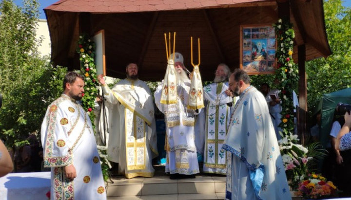 Освячення українського храму звершив архієпископ Тімішоари і митрополит Банату Іоанн (Селеджан). Фото: romania.mfa.gov.ua