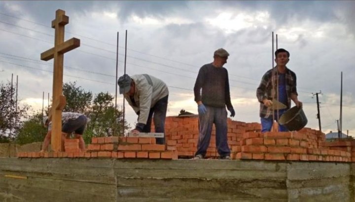 Будівництво нового храму УПЦ в Кальнівцях. Фото: facebook.com/Чернівецько-Буковинська єпархія УПЦ