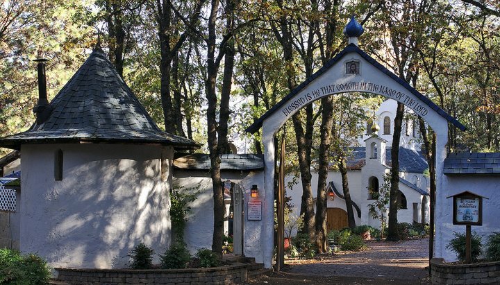 У монастирі, заснованому Серафимом (Роузом), моляться про порятунок обителі