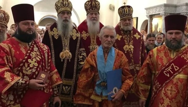 Вручення церковного ордена найстарішому іподияконові УПЦ. Фото: news.church.ua