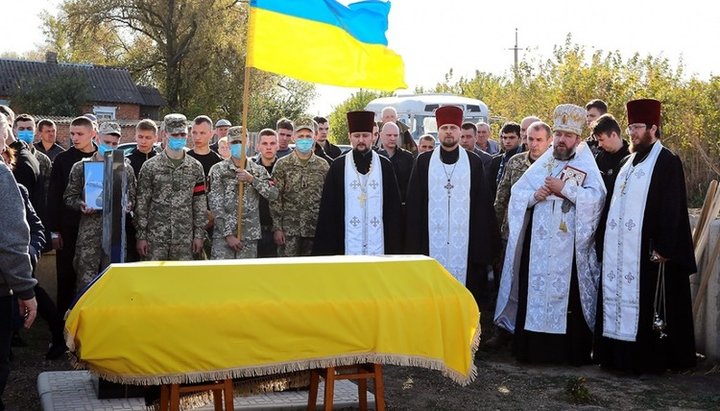 Відспівування військовослужбовця, який загинув в авіакатастрофі під Чугуєвом. Фото: eparchia.kharkov.ua