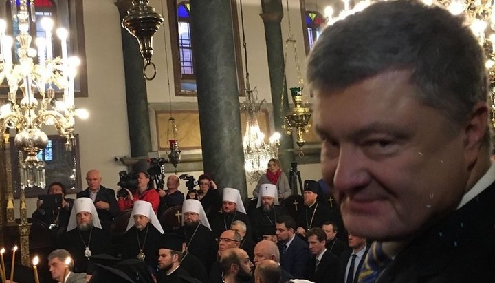 Порошенко під час церемонії підписання Томосу. Фото: BBC News Україна