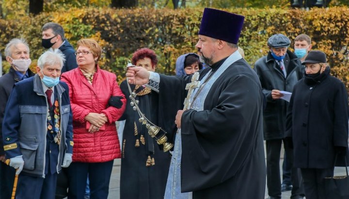 Біля Вічного вогню в Парку Вічної Слави було звершено літію за всіма загиблими і померлими захисниками Вітчизни. Фото: kdais.kiev.ua