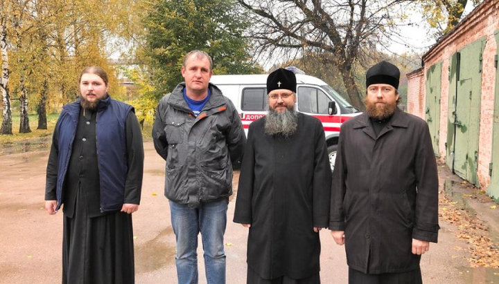 Митрополит Климент (Вечеря) передав обладнання ніжинським медикам. Фото: orthodox.cn.ua