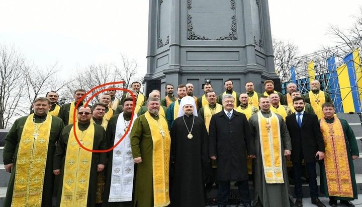 Затриманий «священник» Тарас Воляник з «духовенством» ПЦУ і Петром Порошенком. Фото: facebook.com/taras.vol