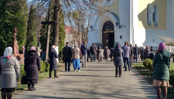 Як і напередодні Пасхи, країна знаходиться в неординарній ситуації через невизначену пандемію, відзначається в документі. Фото: zhzh.info