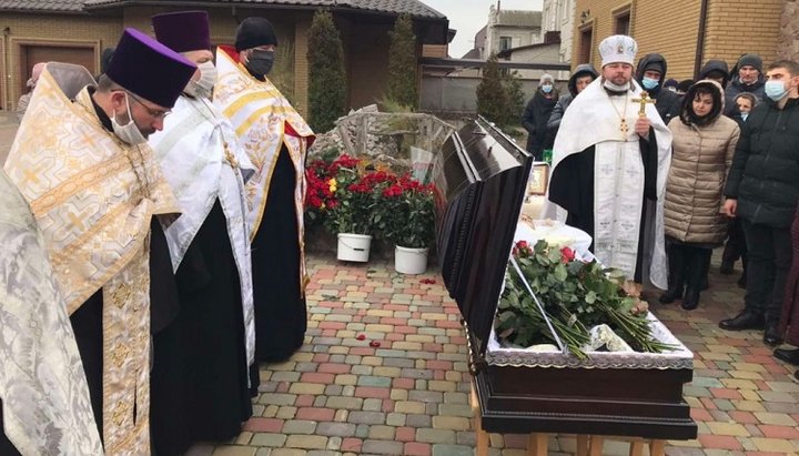 Духовенство єпархії відспівувало обраного мером Олександра Лугового. Фото: konotop.church.ua