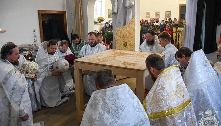 Свято-Михайловский храм освятил правящий архиерей со священством. Фото: zhytomyr-eparchy.org