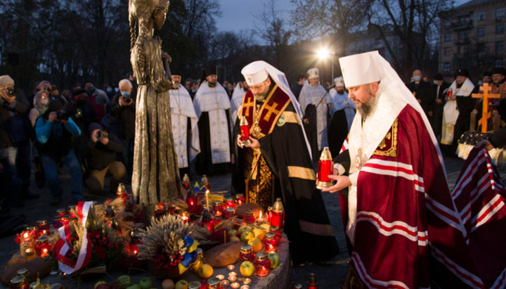 Керівники ПЦУ і УКГЦ біля меморіального знаку «Свічка пам'яті». Фото: news.ugcc.ua