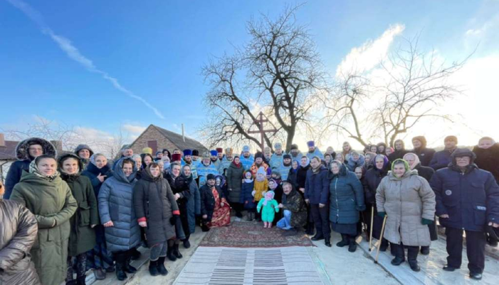 Громада УПЦ в Озерянах після закладки нового храму. Фото: pravoslavna.volyn.ua