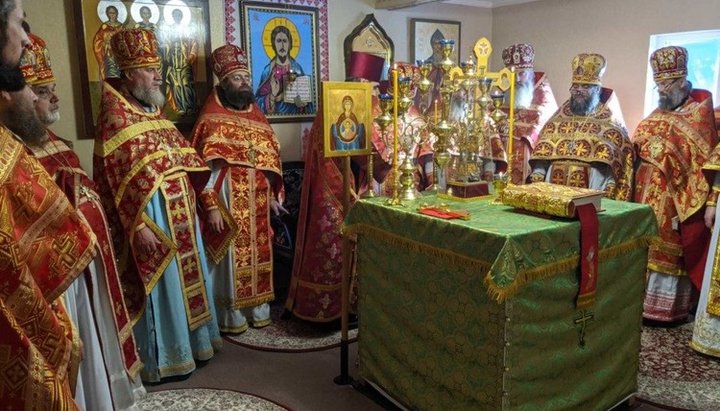 В Гриняві освятили новий престол і зробили першу літургію. Фото: ivano-frankivsk.church.ua