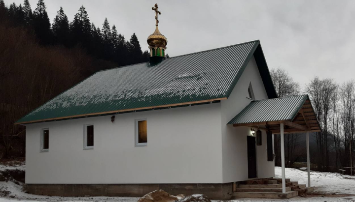 Новый храм пострадавшей от рейдерства ПЦУ общины УПЦ в Ясине. Фото: СПЖ