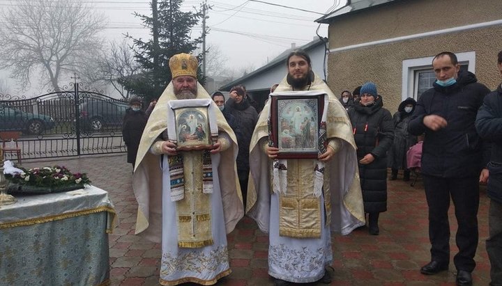 На ранок після атаки храму в Михальчі священники УПЦ вчинили на прихрамовій території літургію. Фото: СПЖ