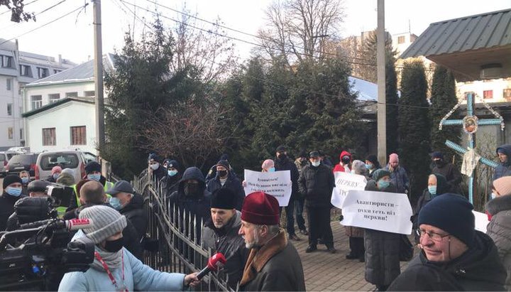 Пікет захисників Свято-Микільської церкви в Рівному Фото: СПЖ