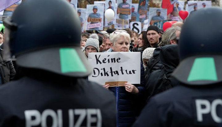 Протести в Німеччині проти карантину. Фото: bbc.com